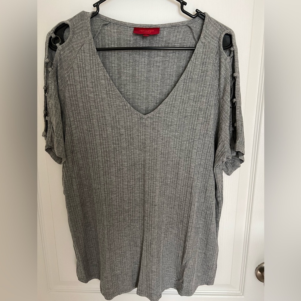 Jennifer Lopez NWOT cold shoulder/arm top in Gray. Size XL. Never worn.